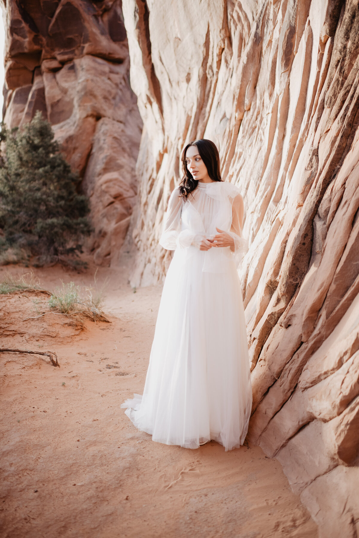 Utah elopement photographer captures bride wearing long sleeve gown
