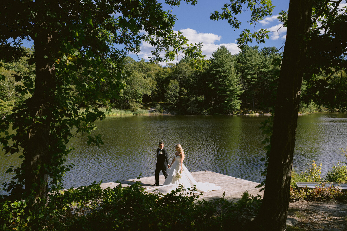 6-bride-and-groom-lakeside-arrow-park-new-york-wedding