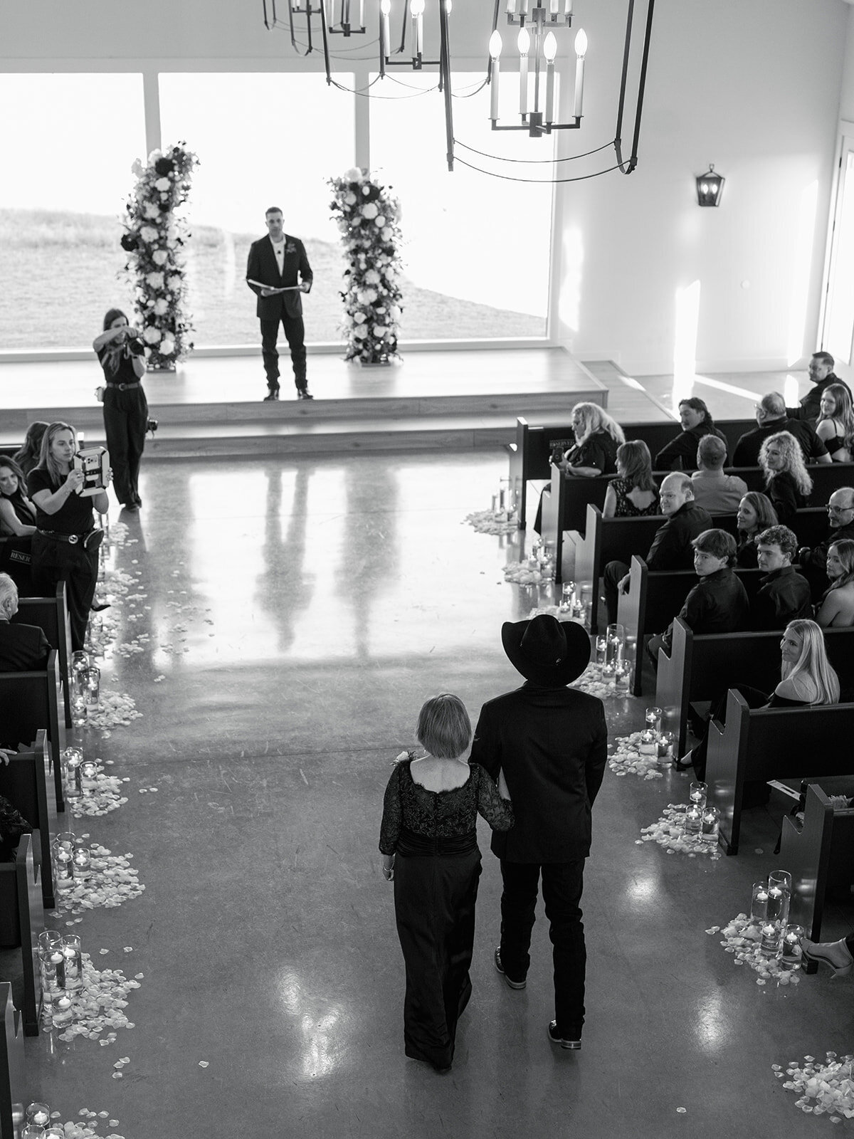 2025-10-11_DykesWeddingPreviews_MollyMurphyPhotography-46