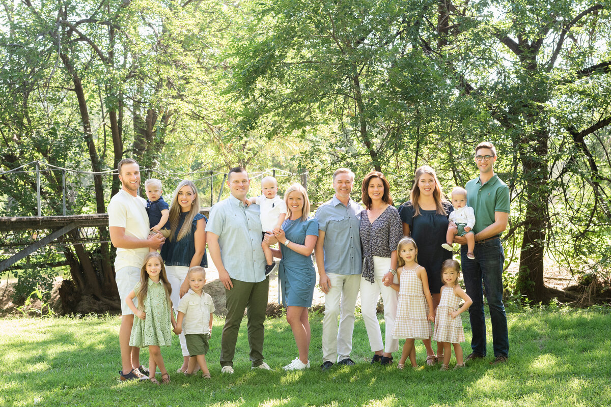 Large family takes pictures in Amarillo Texas