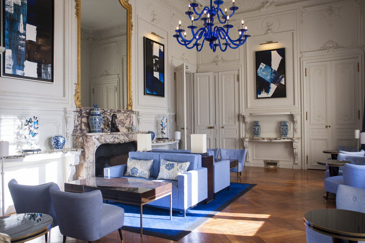 chateau-de-ferrieres-blue-chandelier-lounge-interior-design