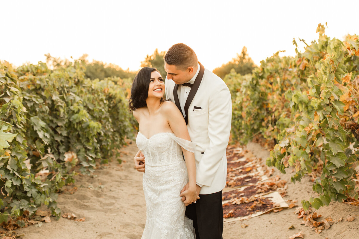 WEDDING-COUPLE-PORTRAIT-VINEYARD