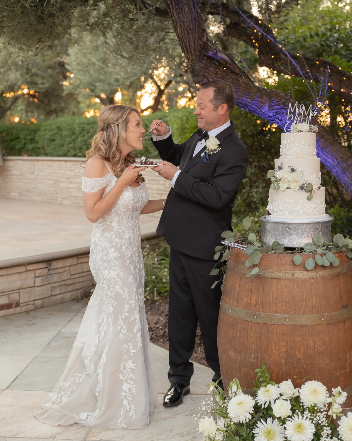 Wedding Photography in Paso Robles at Cali Paso Winery couples photos with wedding cake