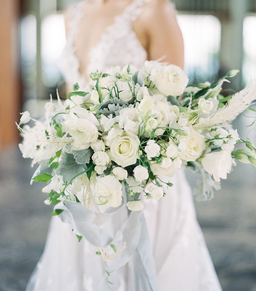 white-bridal-bouquet-hawaii-wedding-designs-by-hemingway