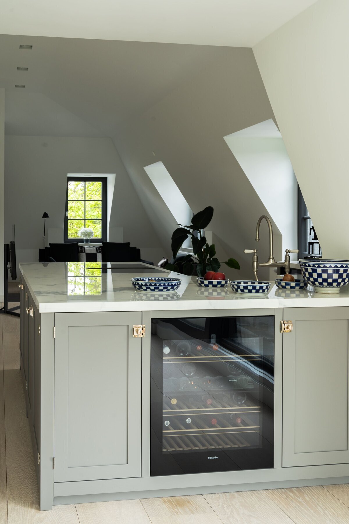 Kueche-mit-Weinkuehlschrank-Adam-Innenausbau-08