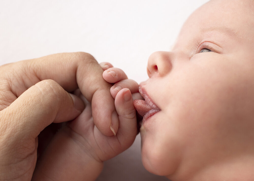 NEWBORN_BABY_HANDSMOUTH