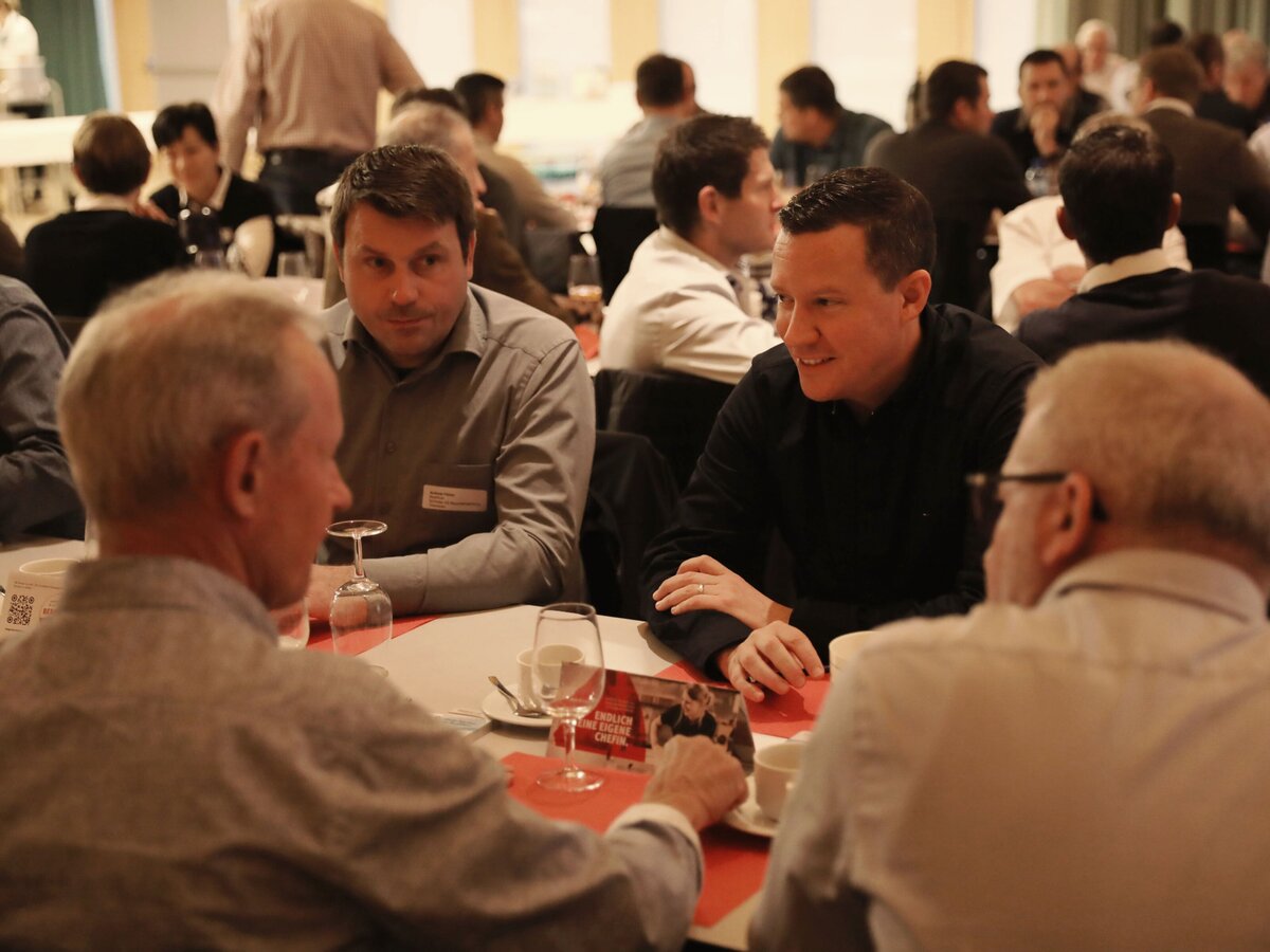 meralunastudio-werbeagentur-schweiz-zuerich-portfolio-jungunternehmerzentrum-flawil-martini-forum-2022 (4)