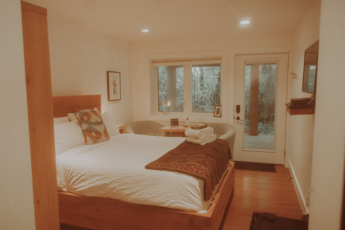 Sleepy Bear Guest House Airbnb Photography Session Ucluelet British Columbia 45631