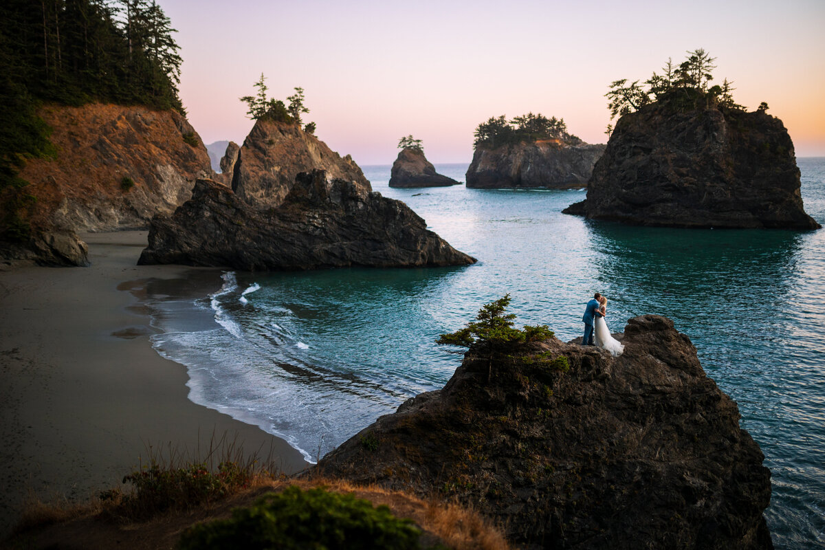 portland-coastal-elopement-cliffside-kiss
