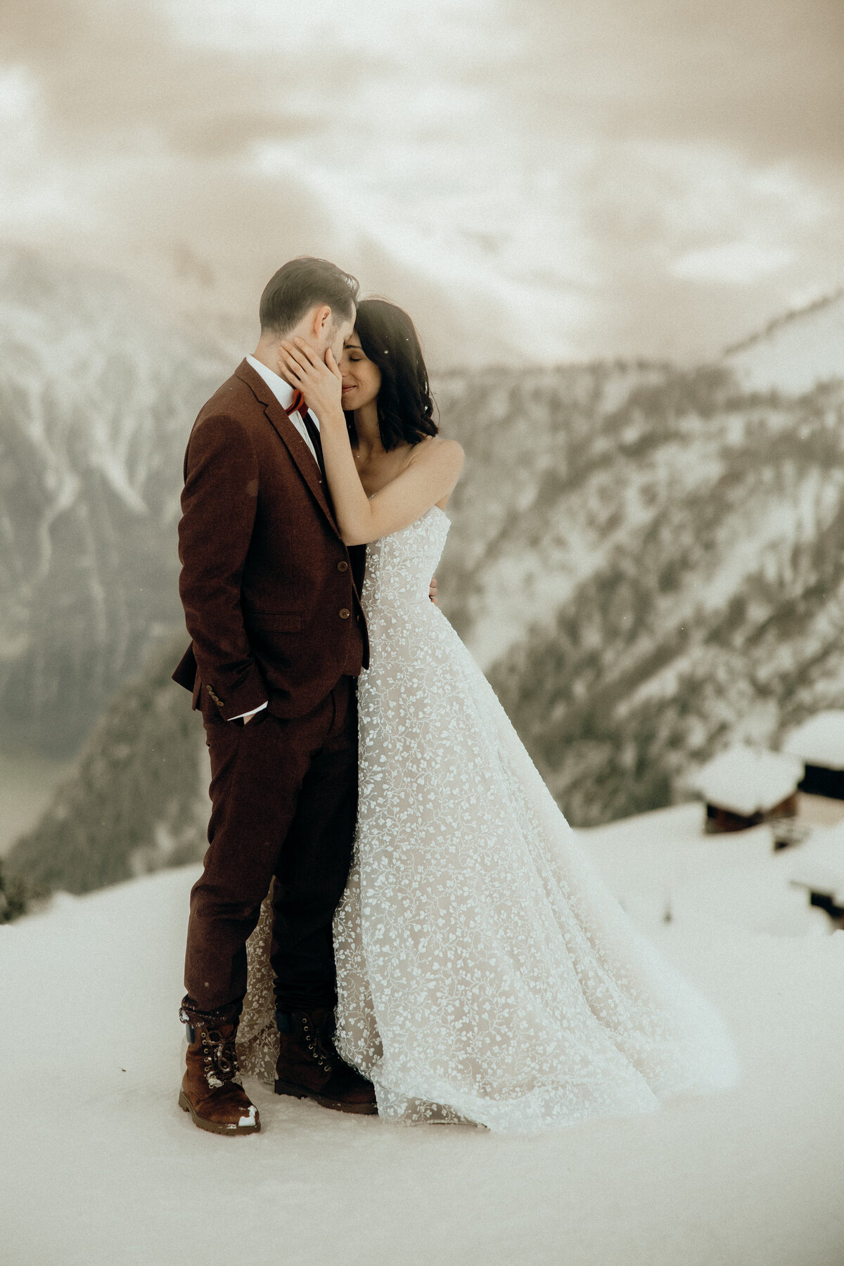 brautppar-shooting-in-der-belalp-winterhochzeit.jpg
