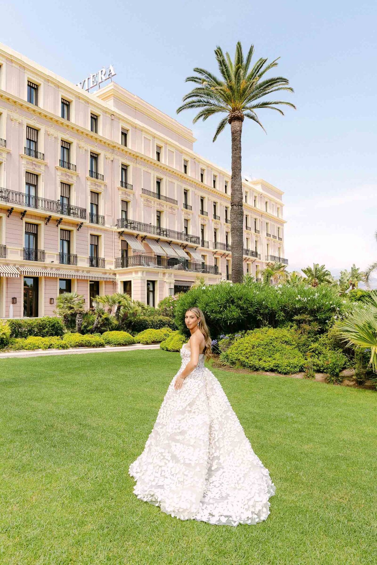 Bridal portrait in the gardens wearing her Oscar de la Renta gown.