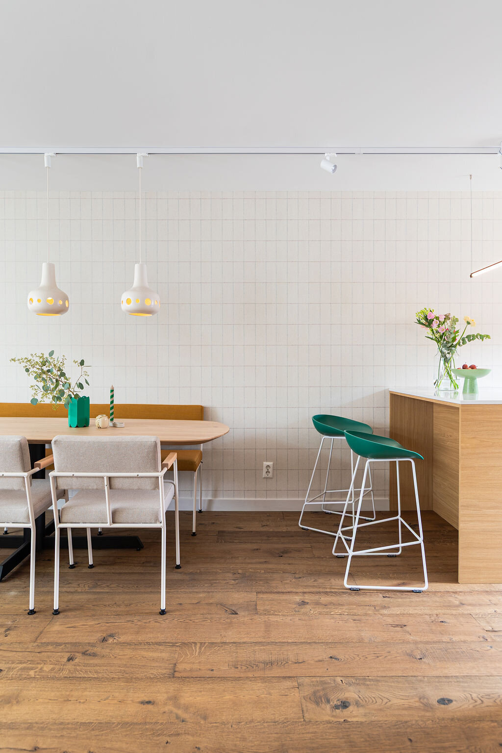 eettafel met eetkamerbankje naast keuken eiland