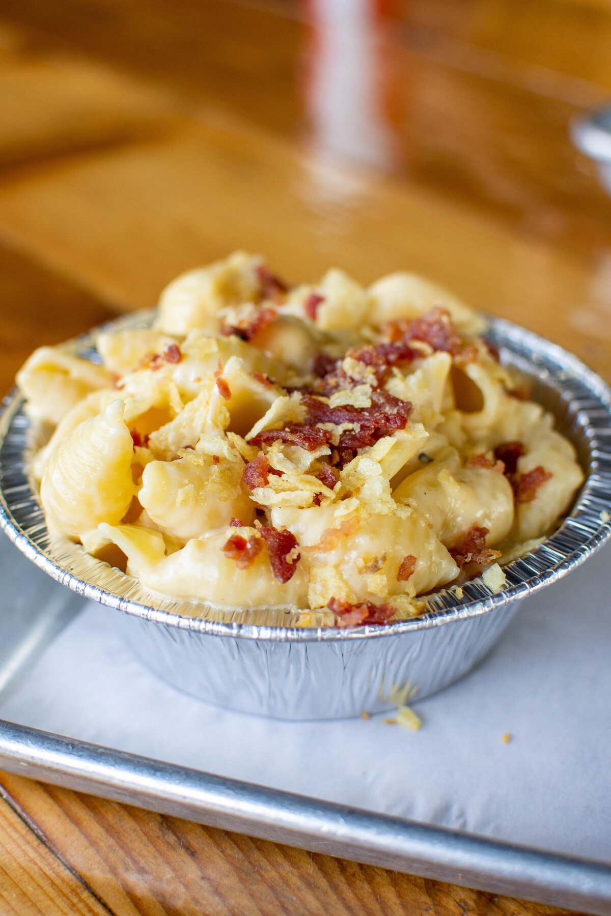 Mac and cheese side with bacon crumbled on top
