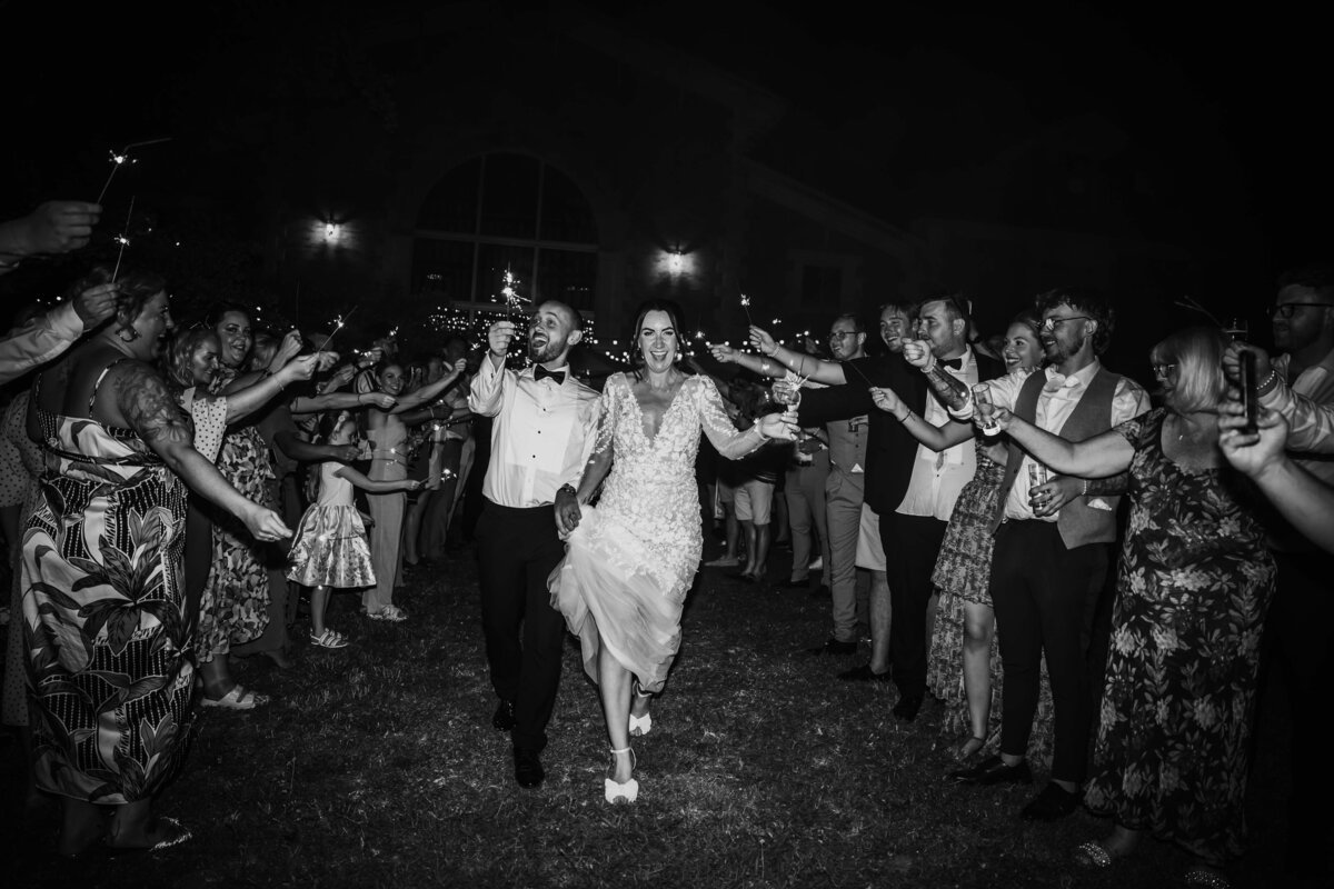 chateaudelavalouze-sparklers-wedding-couple