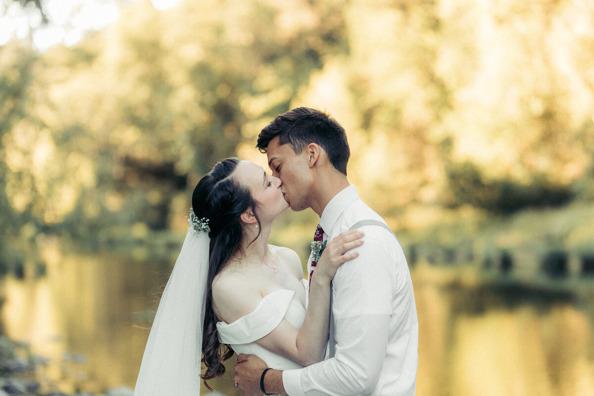 RIVERSIDE WEDDING IN THE OREGON