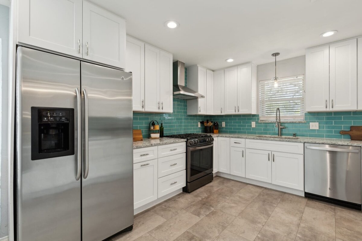 10216_shadow_way_dallas_tx_kitchen_with_white_cabinets_teal_tile_and_stainless_appliances_-_haven_realty_group