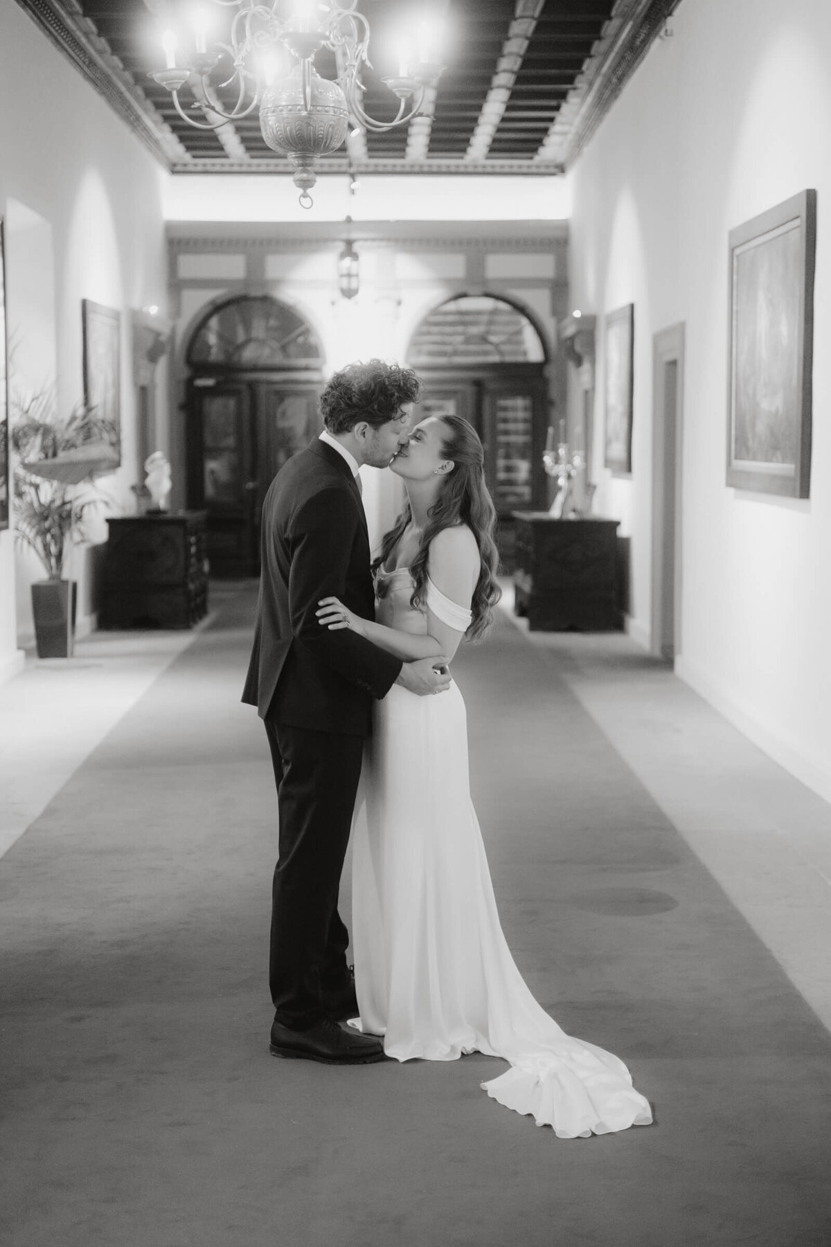 Kuss in historischem Saal – romantischer Moment bei einer Hochzeit im Palast Hohenems.


