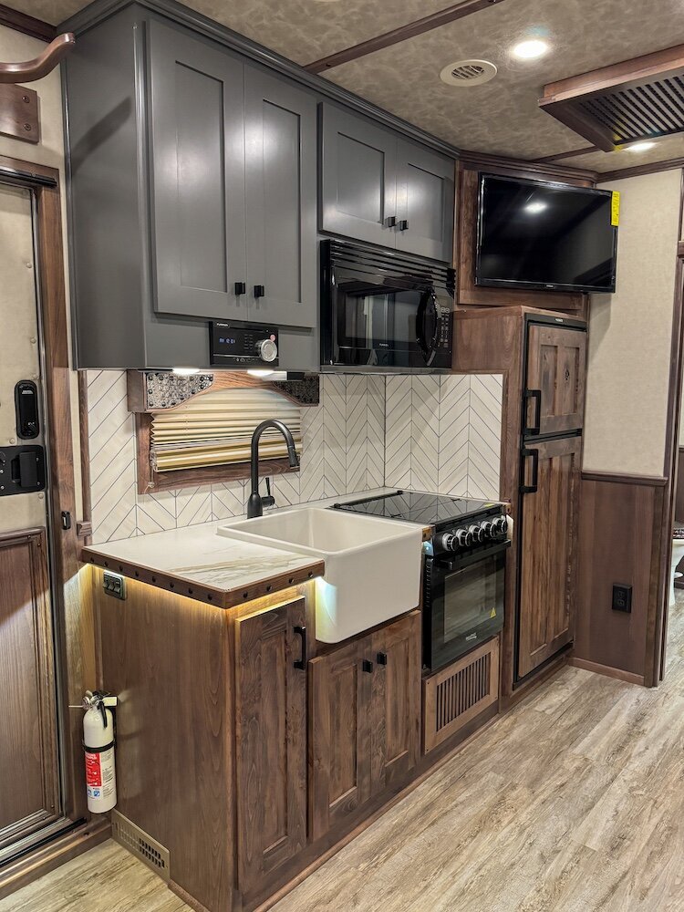 luxury-living-quarter-horse-trailers-trail-boss-conversions-kitchens-19