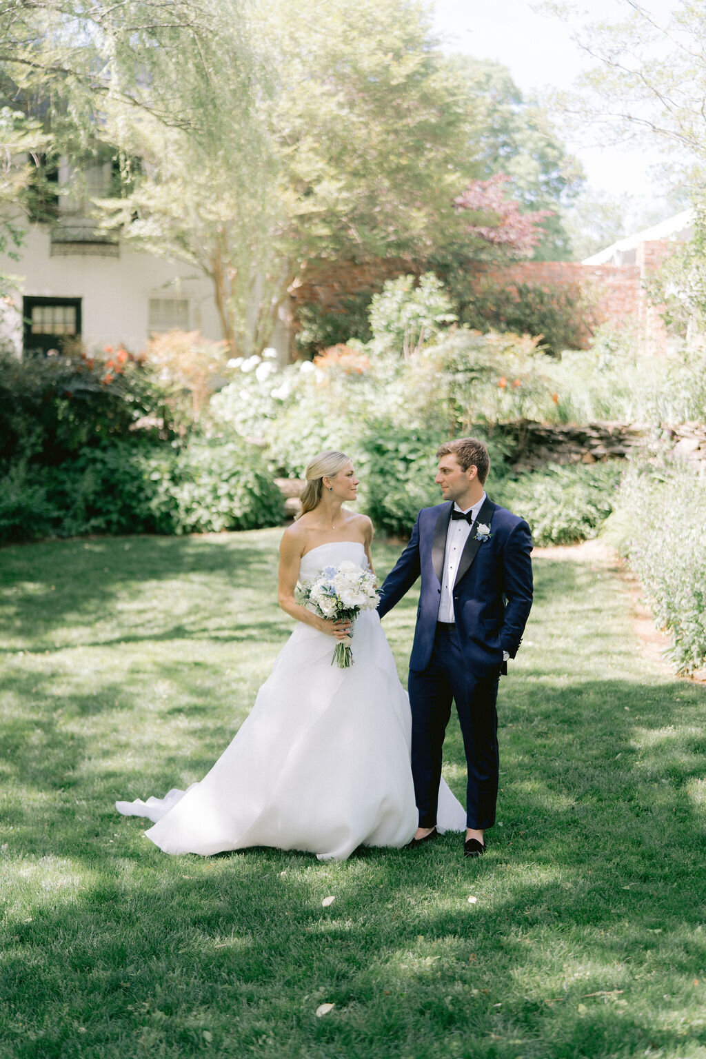 NikkiSanterre_EastCoastLuxuryWeddingPhotographer_CliftonInnWedding_Sky&Ryan-218