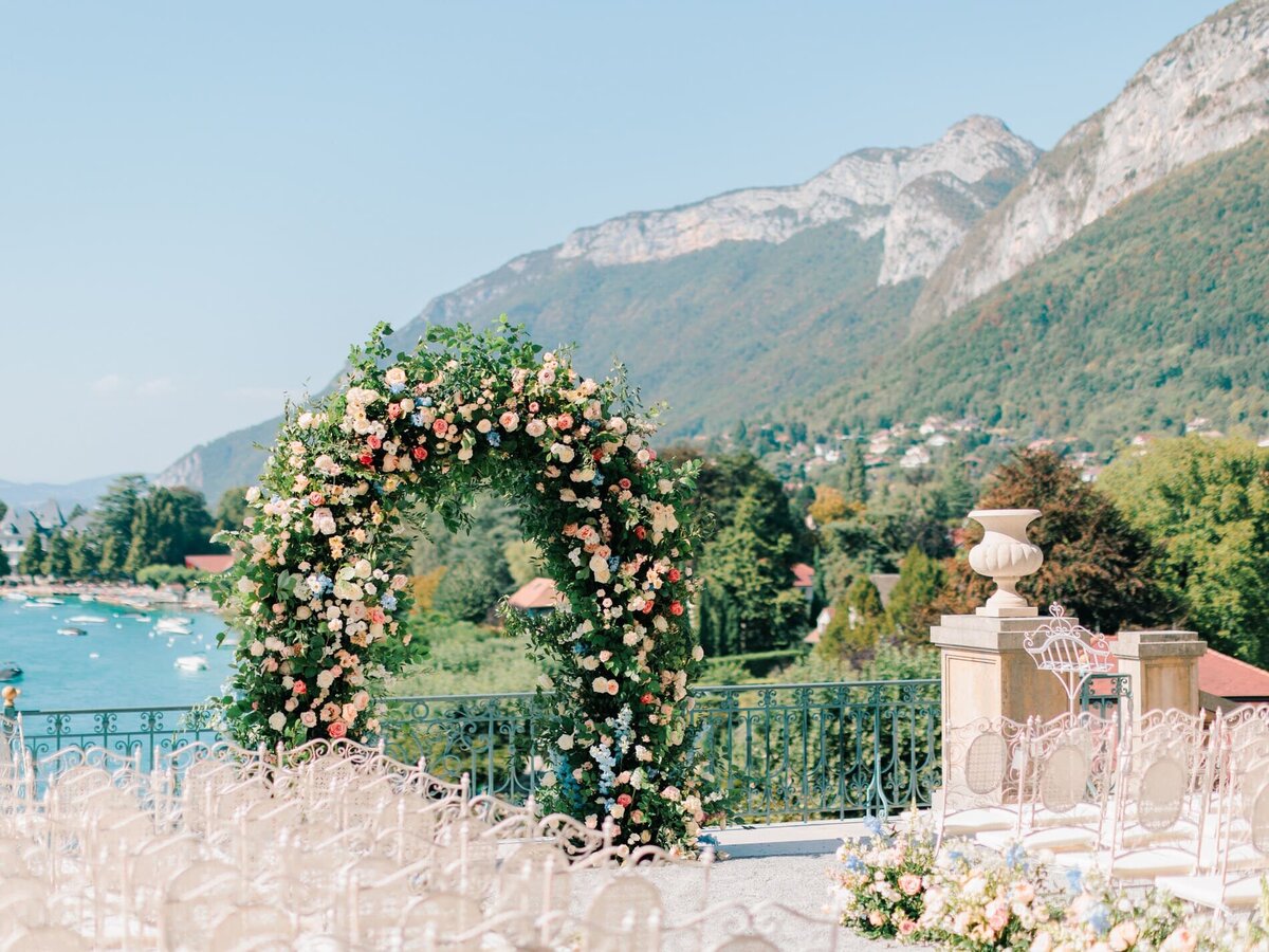 outdoor-wedding-ceremony-palace-de-menthon-annecy