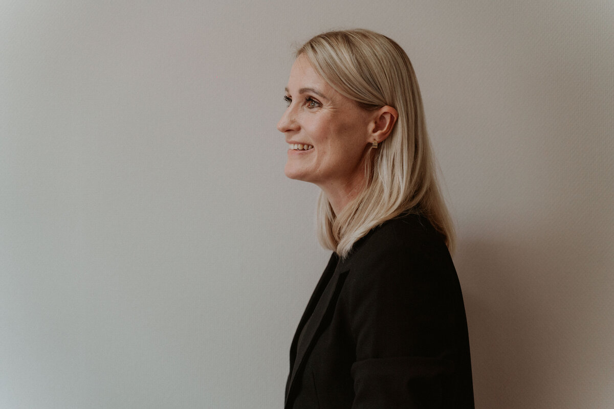 Ontdek jouw kracht met Priscilla: coaching, paardencoaching, soundhealing en vrouwencirkels. Persoonlijke groei en verbinding in Harderwijk. Onze sessies zijn geen standaard coachgesprekken.
We werken in de natuur, in het bos of bij de paarden. Je lijf is onze ingang.
Want verandering ontstaat niet in het denken, maar in het voelen.
