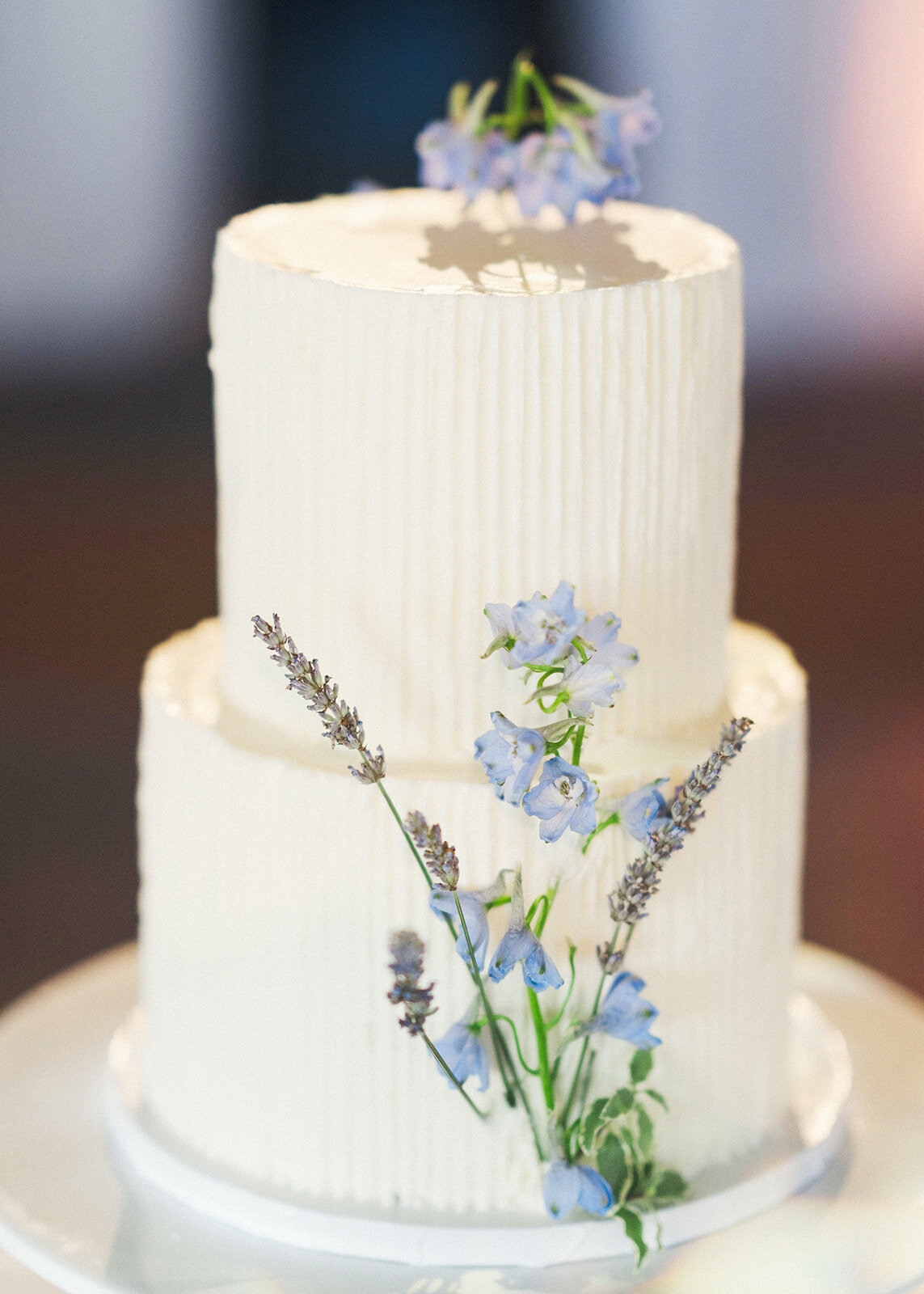 wedding-cake-with-flowers-aspen-HBICWeddings