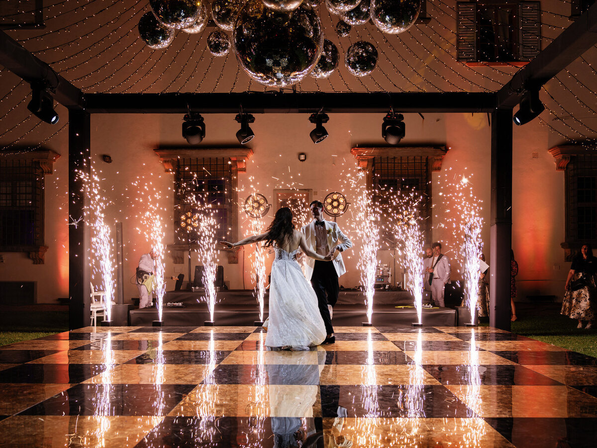 193-Elegant-First-Dance-in-Historic-Villa