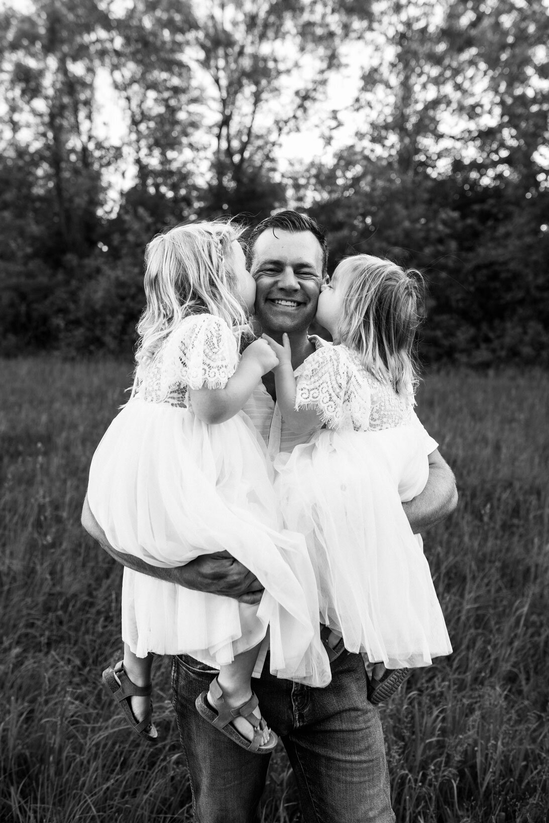 father-and-children-laughing-maternity-session