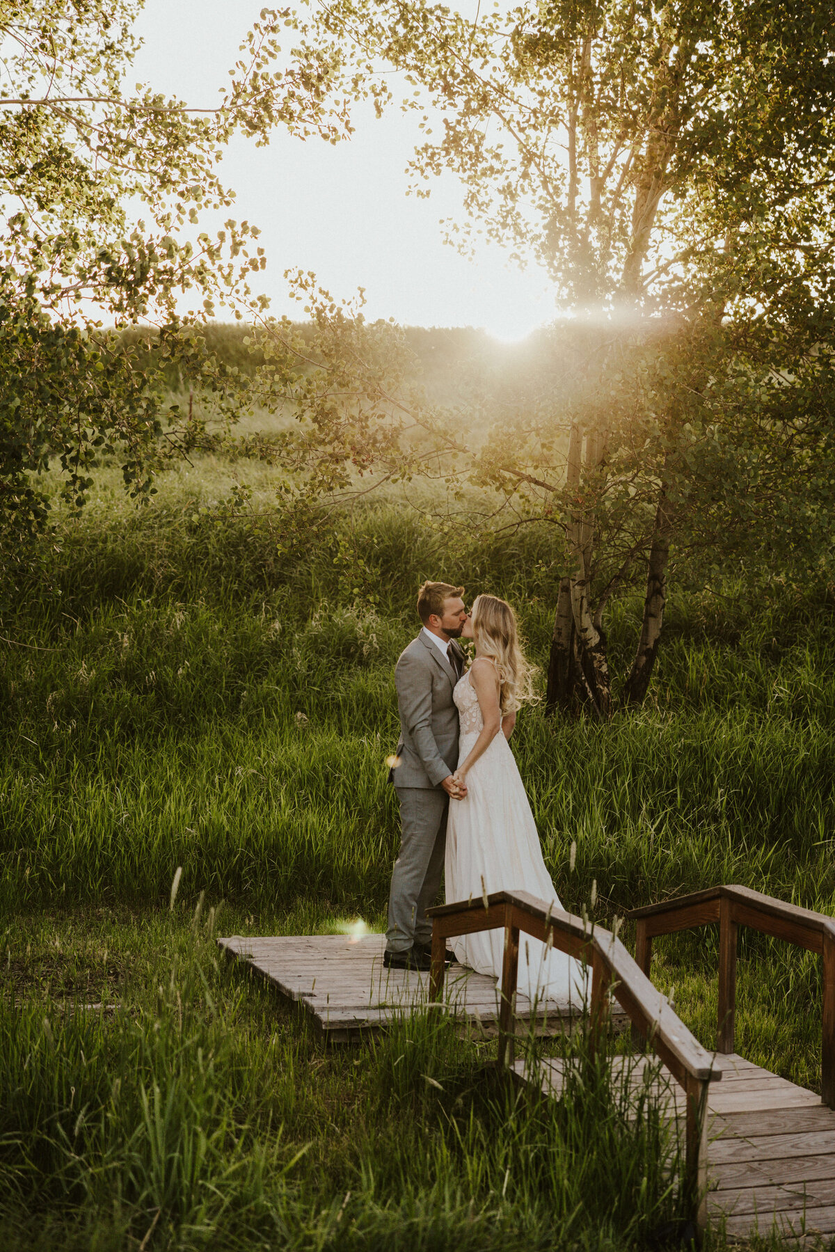 montana-wedding-elopement-sunset-kiss