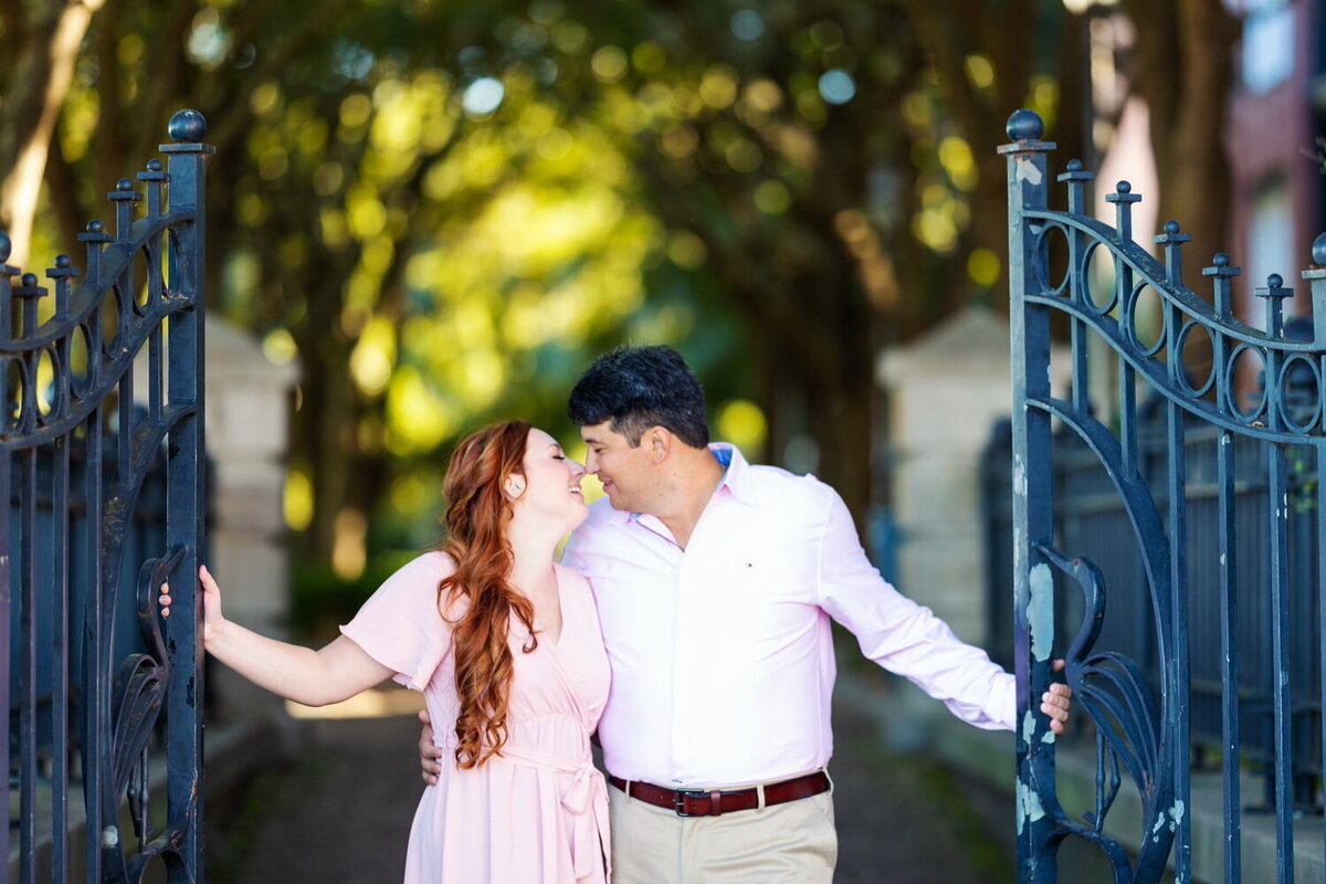 downtown-charleston-waterfront-park-engagement-session-kiss