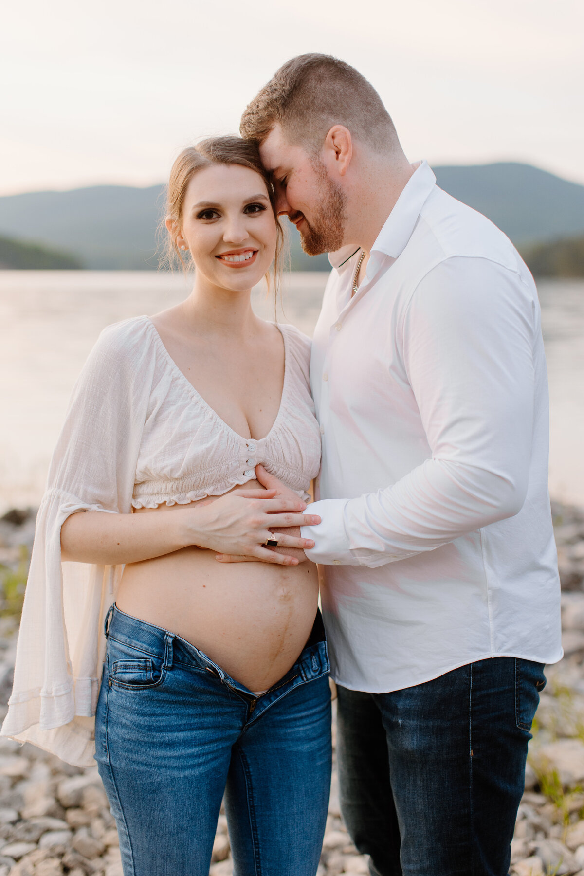 Documentary-Maternity-Session-at-Carvins-Cove-RJ-134