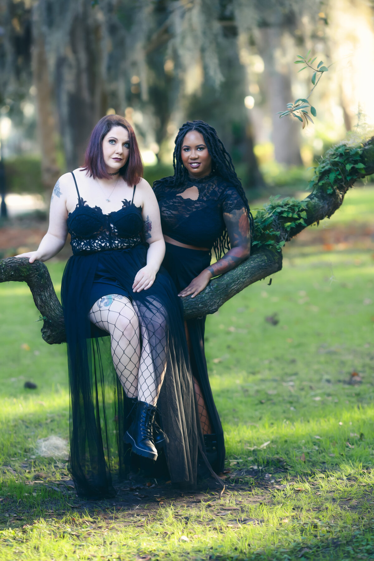 savannah-glamour-best-friends-forsyth-park-portrait-01