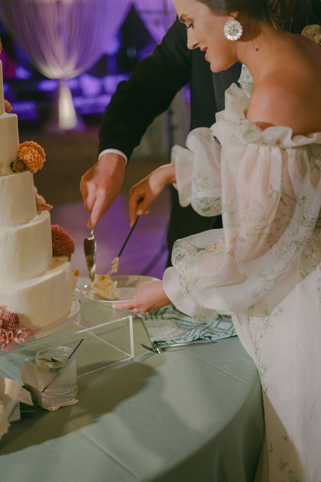 bride-groom-cake-cutting