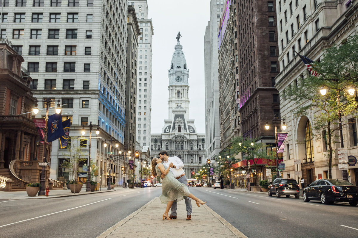 Philadelphia Engagement Photo | Couple Doing a Dip Kiss with City Hall in Background | Pennsylvania