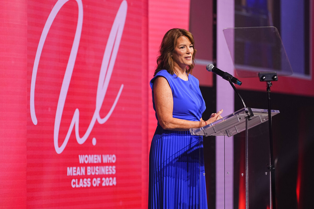 kansas-city-event-photography-0032-woman-speaking-at-podium-on-red-stage