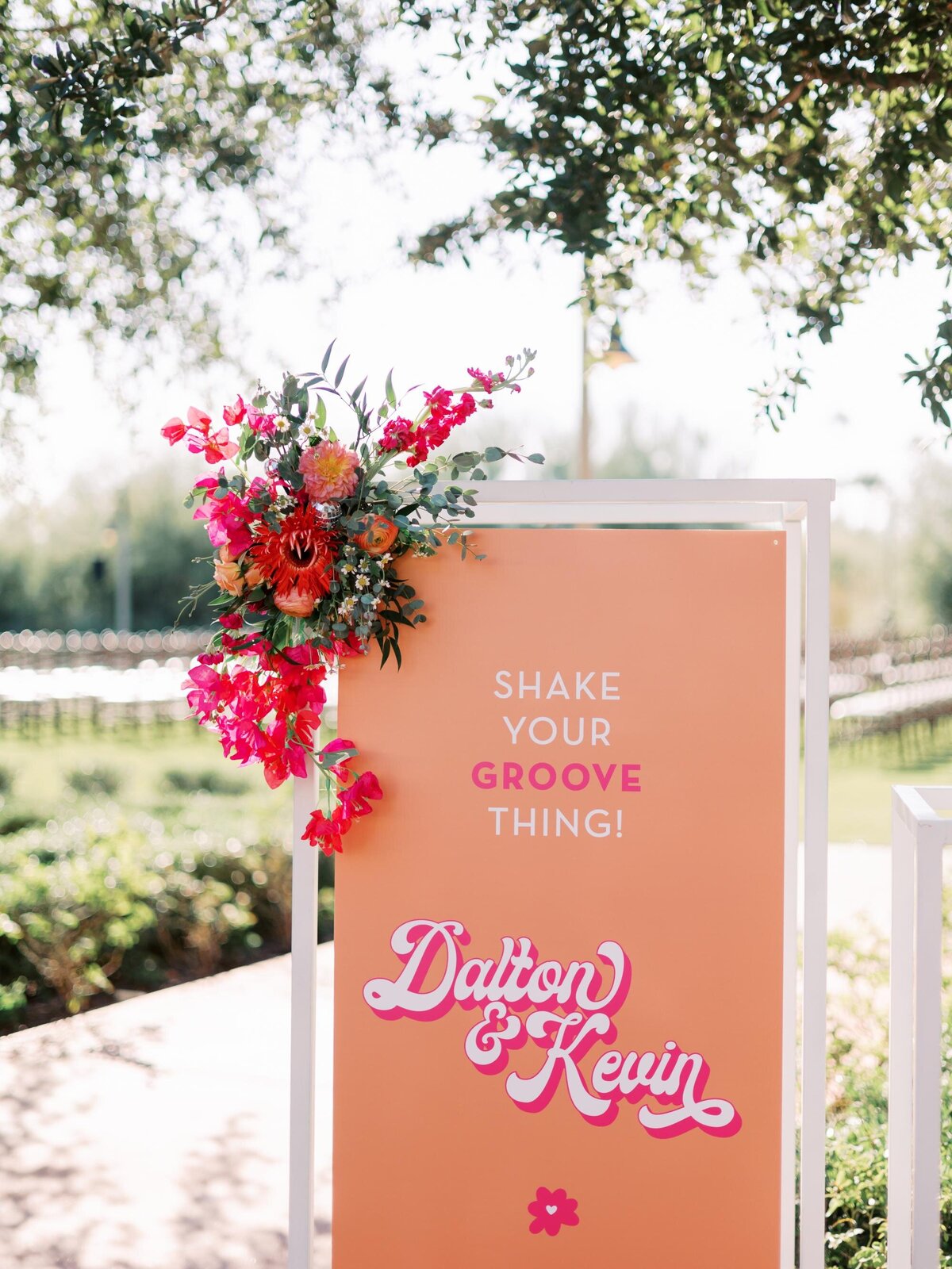 retro-wedding-welcome-sign-orange-floral-daisy