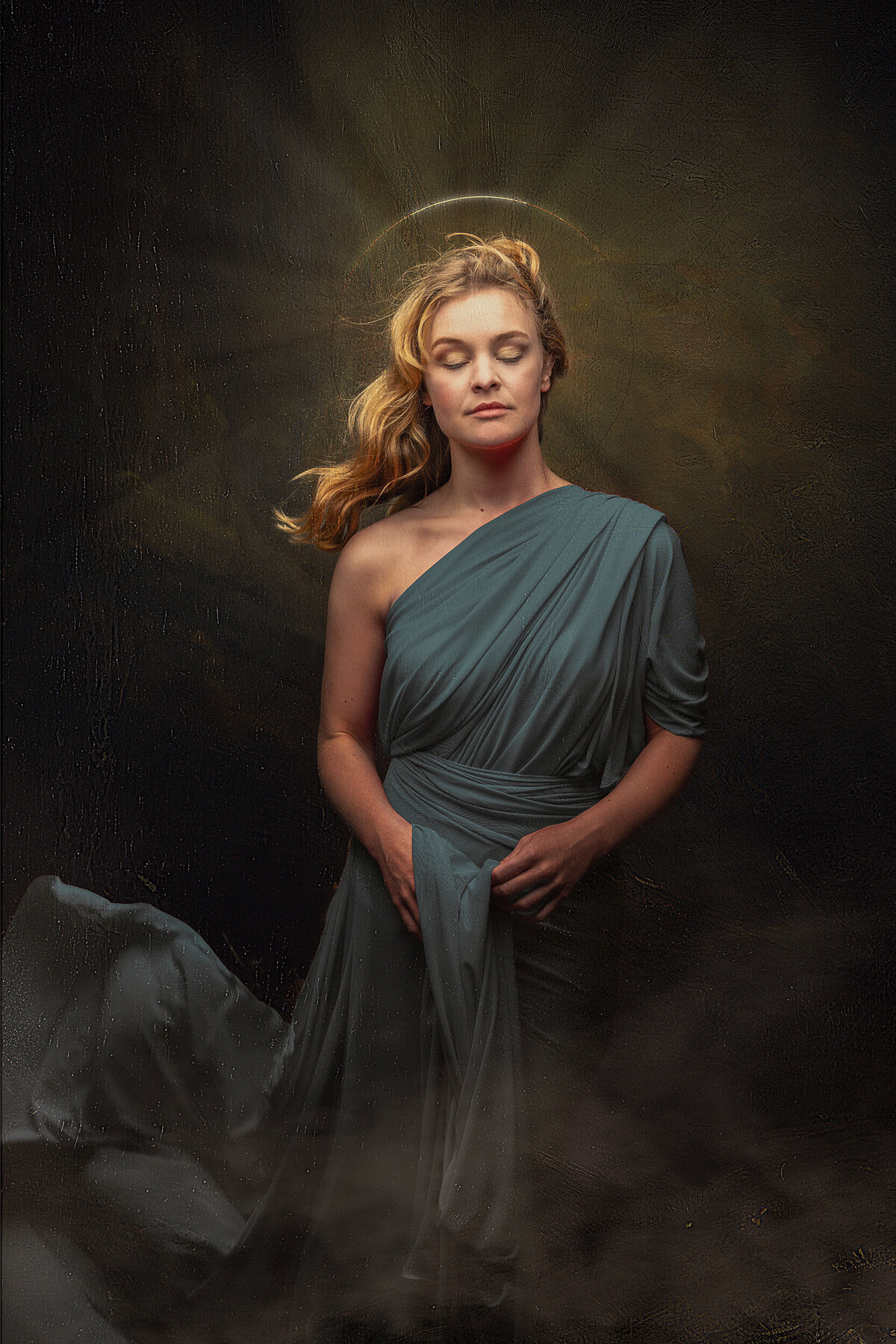 Studio Ace Photography Zaltbommel fine art portret van blonde dame met halo in blauw doek gewikkeld en gesloten ogen