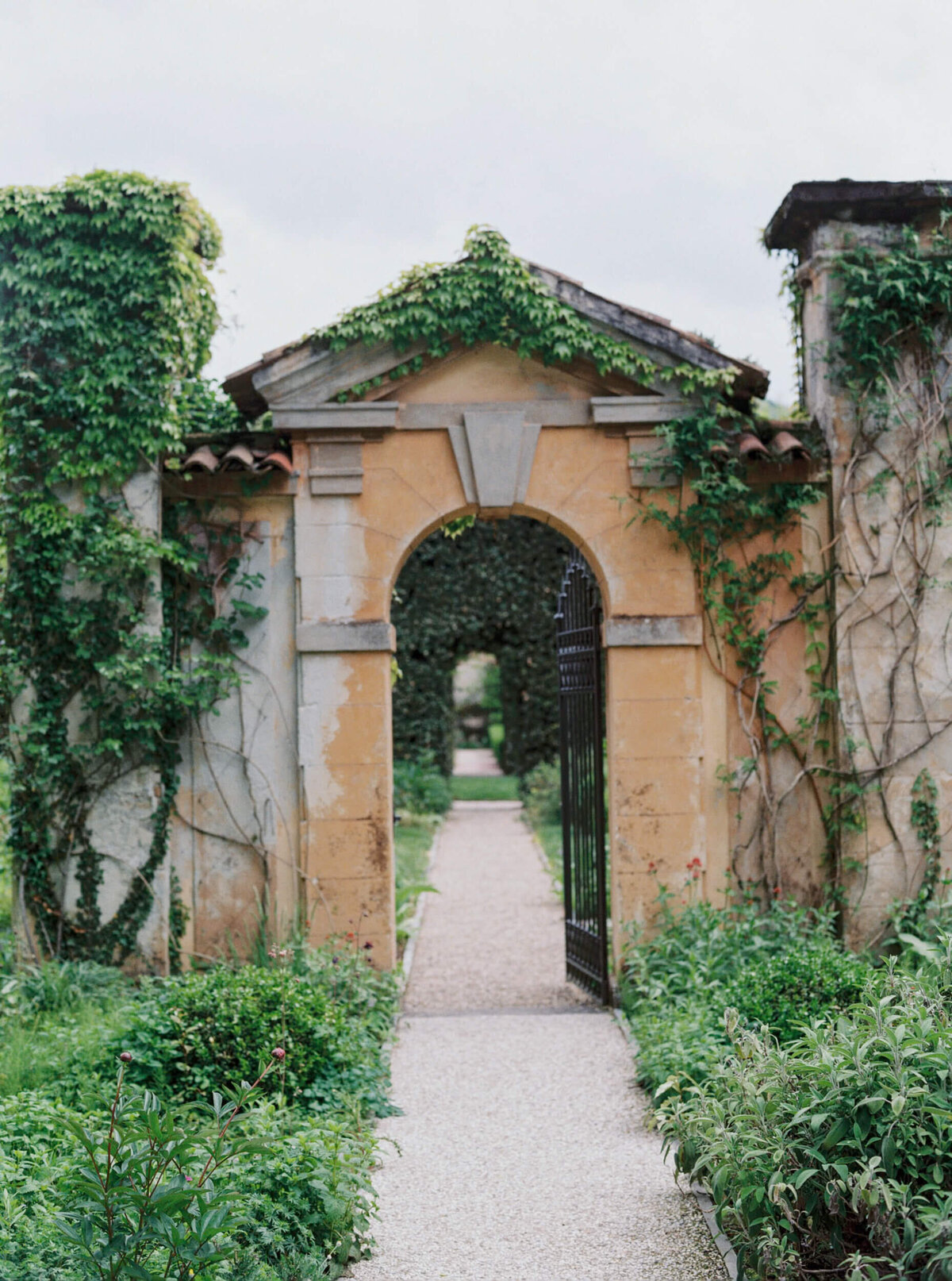 A wedding photo of the gardens at the wedding venue villa balbiano on lake como