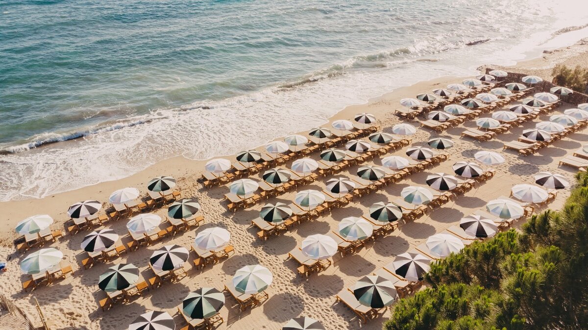 Umbrellas on the shore Fora