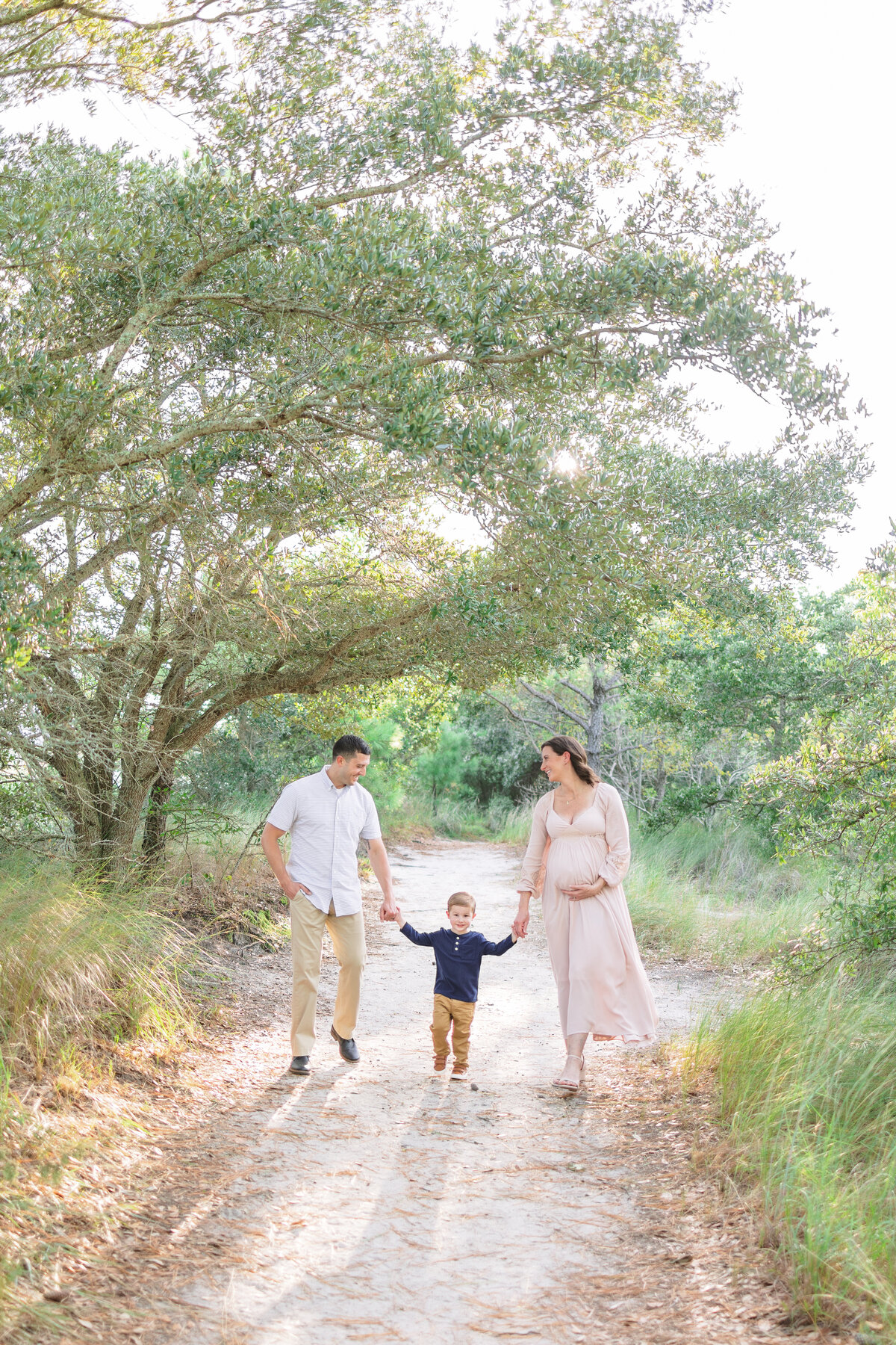 maternity-photos-in-virginia-beach-by-chelsey-kraus-photography