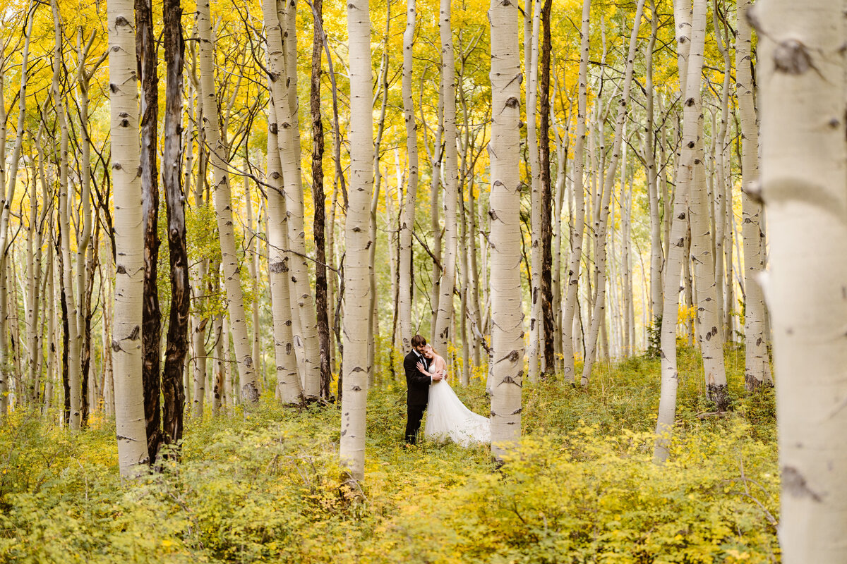 Couple elopes in Telluride, Colorado in the fall