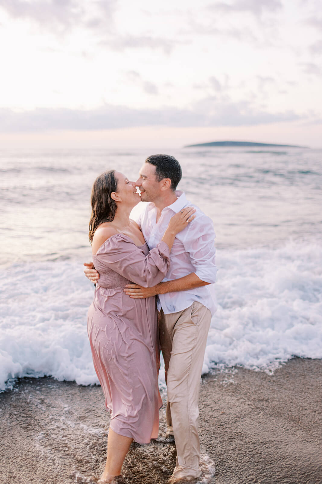 couple-share-kiss-at-the-beach