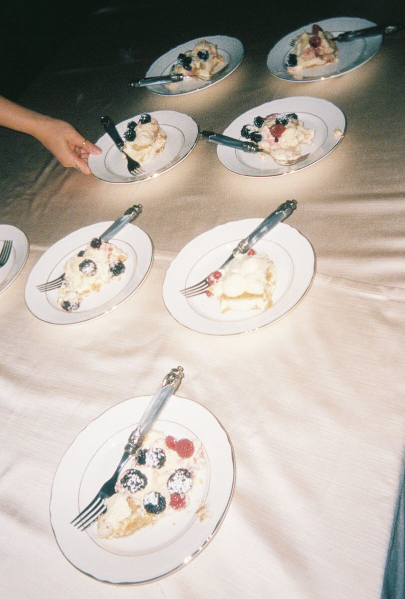 wedding-film-photography-tuscany-cake-slices-laurianevega