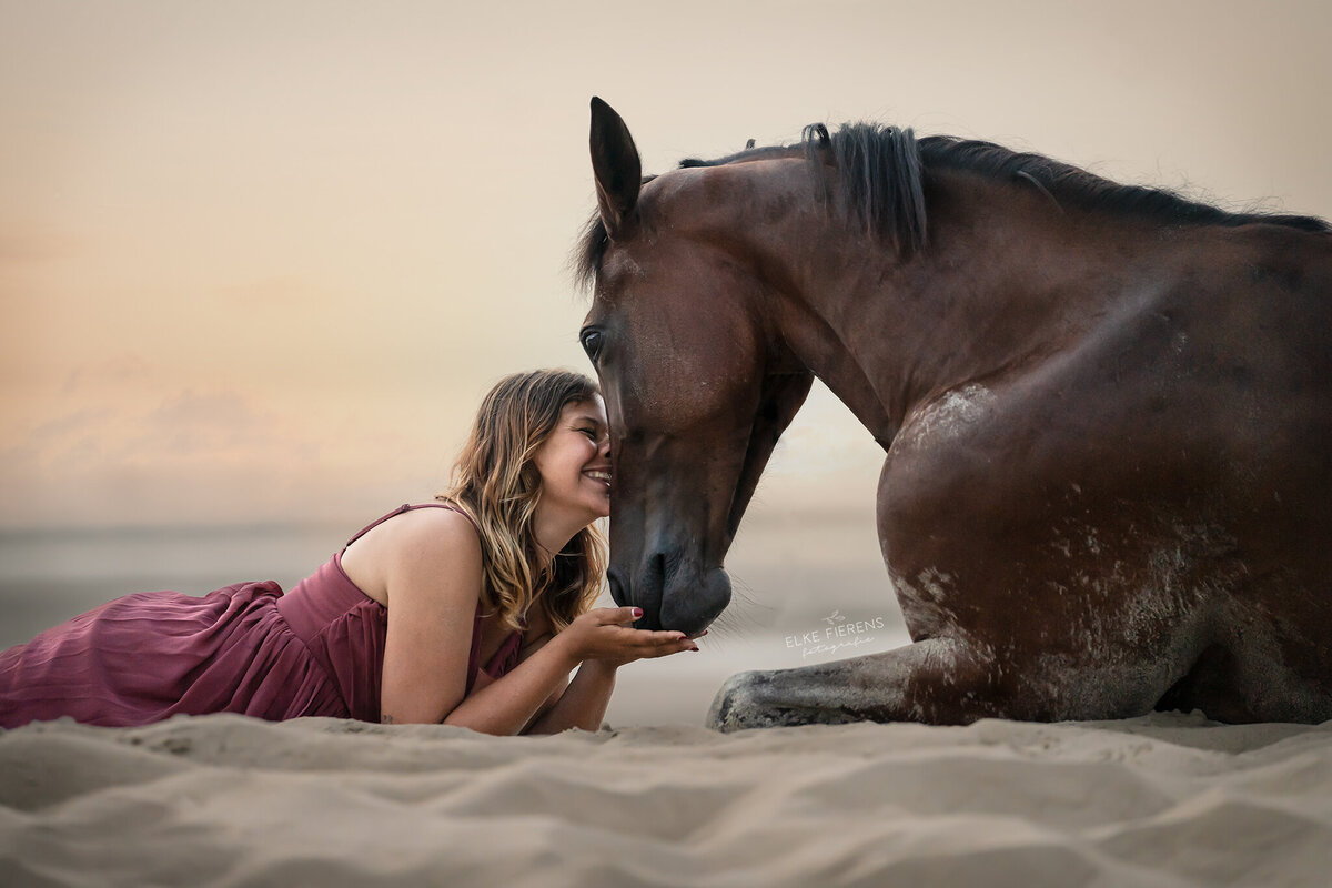 paardenfotograaf - connectie tussen mens en dier - romantische paardenfotografie - strand