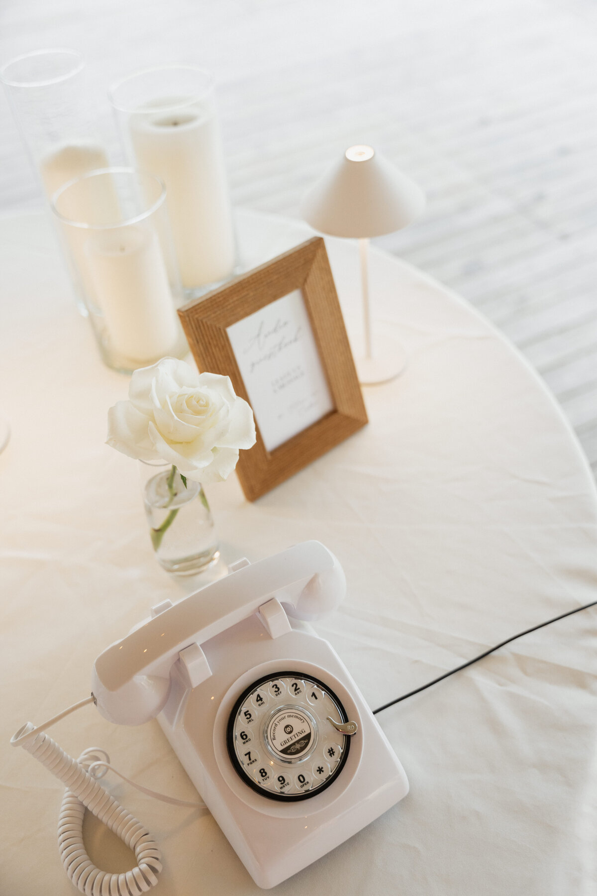 Foto van decoratie op een huwelijk met als thema white.