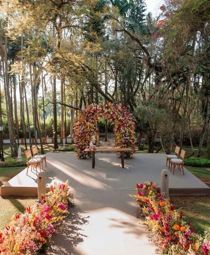 Ceremony aisle with sculptural florals and Southern oak trees in the background, wedding inspiration for Airlie Gardens