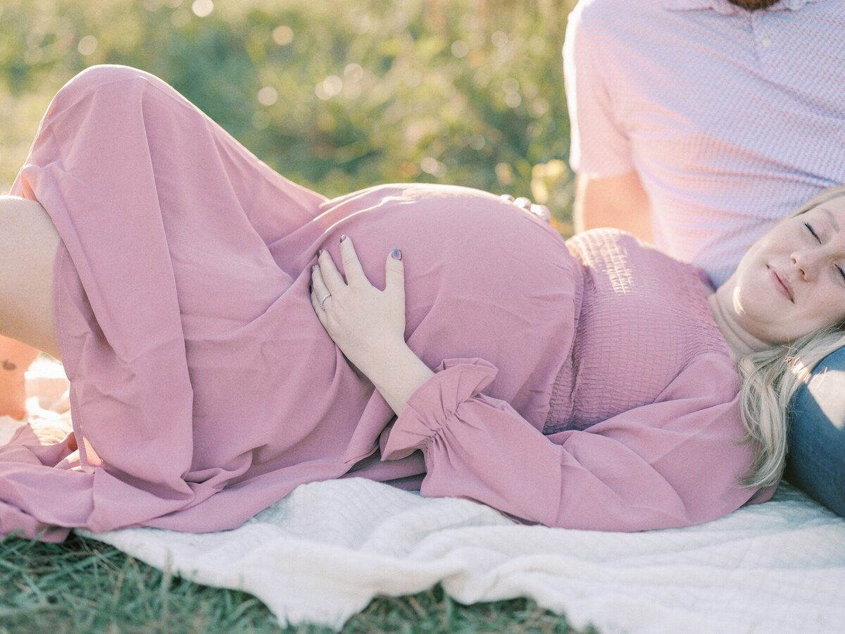pregnant-woman-laying-in-husbands-lap