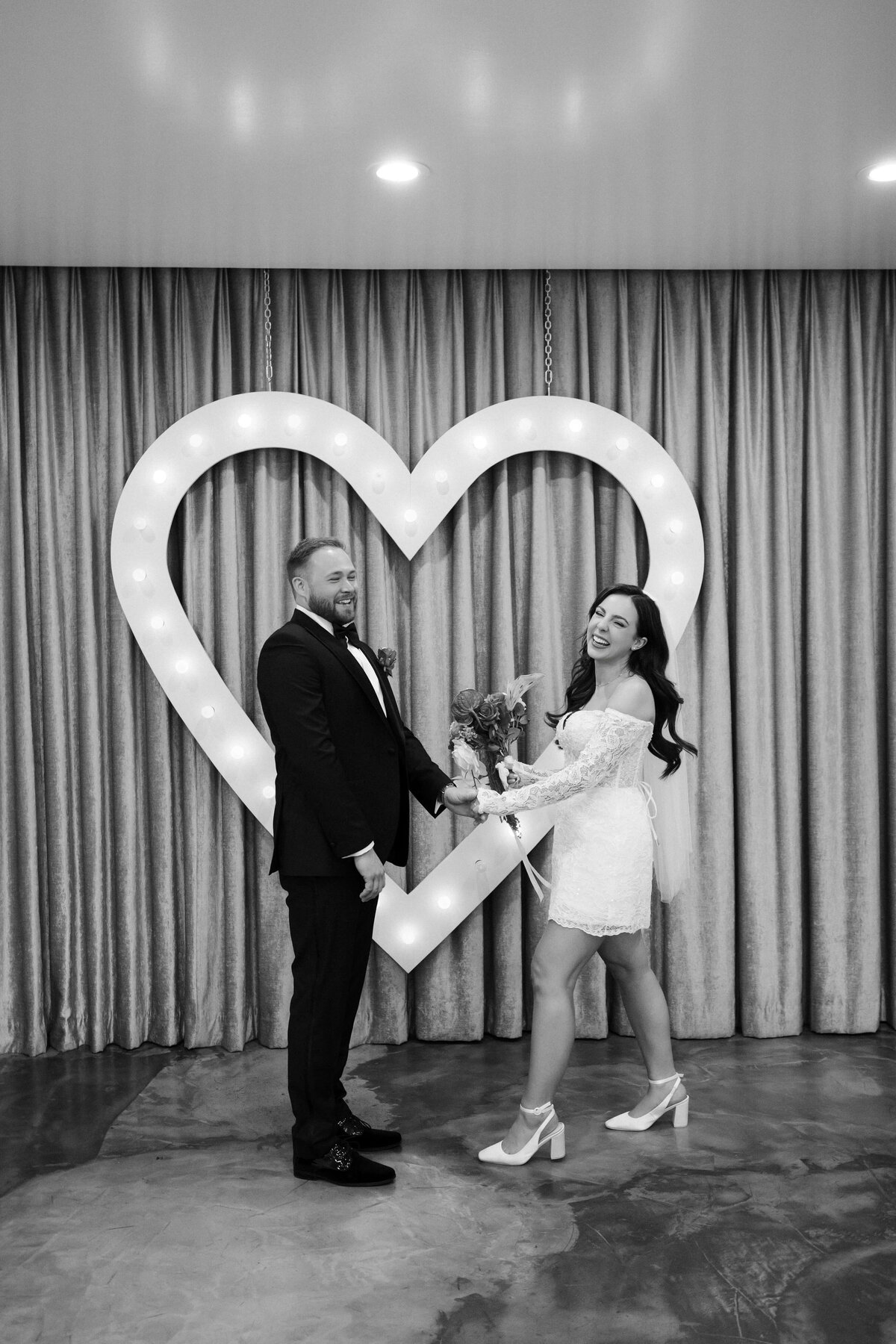 52riskyexposure_hannah-rory_las-vegas-elopement-photography