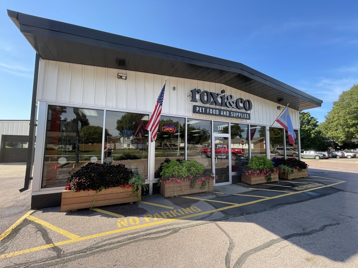 Roxi & Co pet store exterior in Sioux Falls, SD with storefront signage on 41st Street.