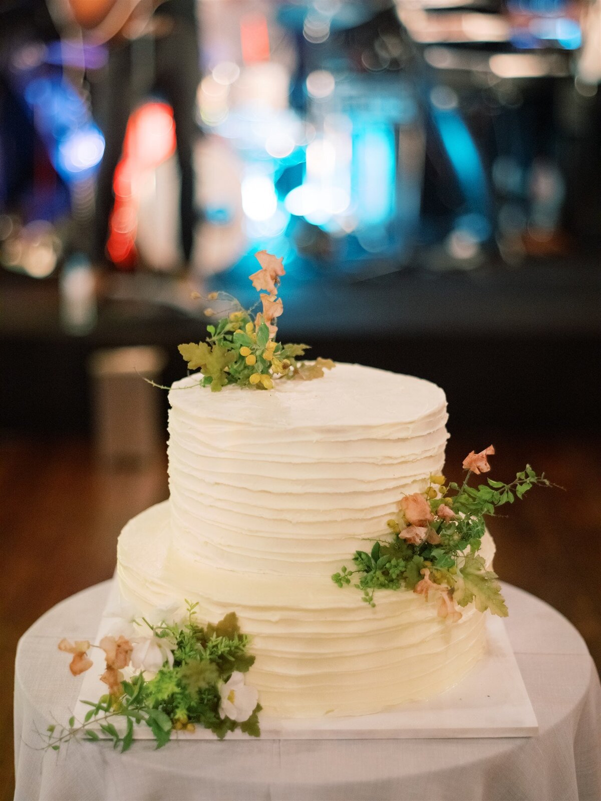 Elegant and nature-inspired wedding cake